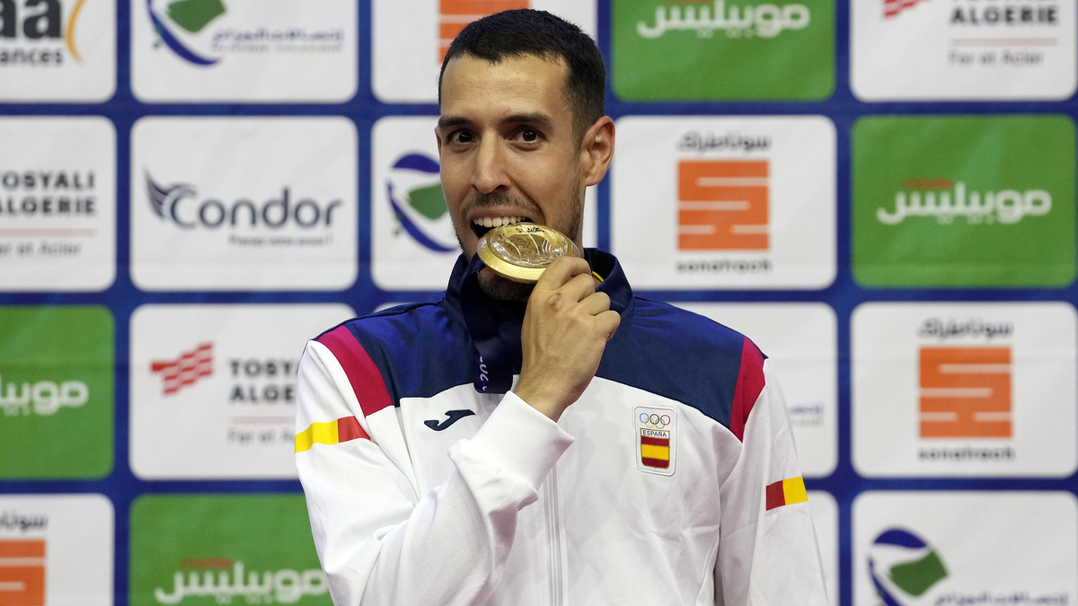 Álvaro Robles con su medalla de los JJMM 2022