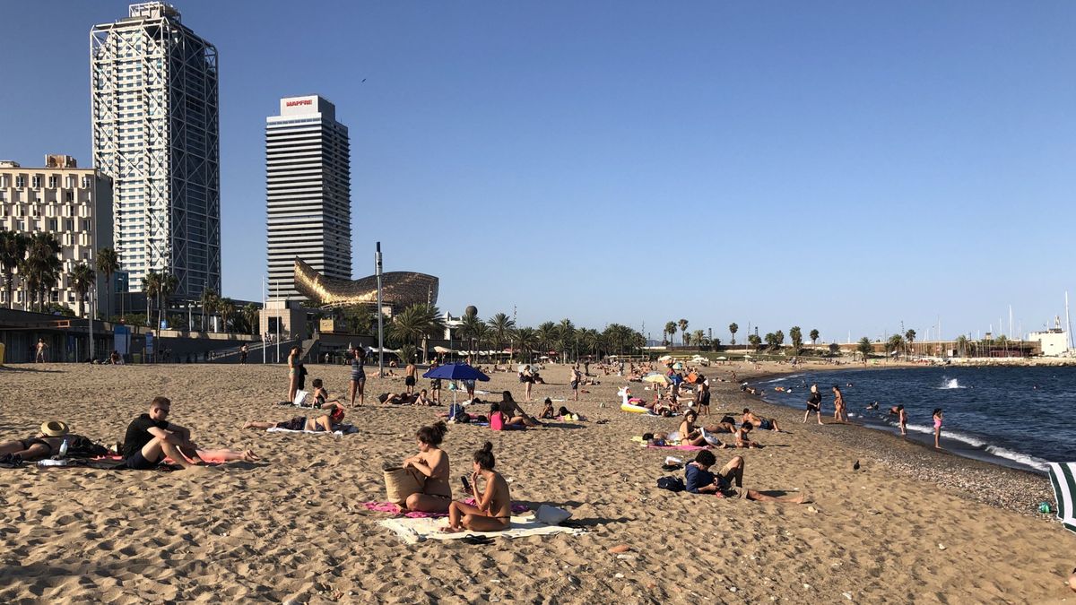 Bañistas en la playa de Barcelona Bañistas en la playa de Barcelona