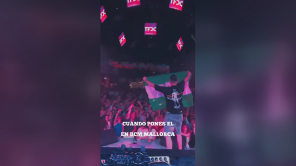 DJ Baste hace sonar el himno de Andalucía en una discoteca de Palma de Mallorca durante una sesión