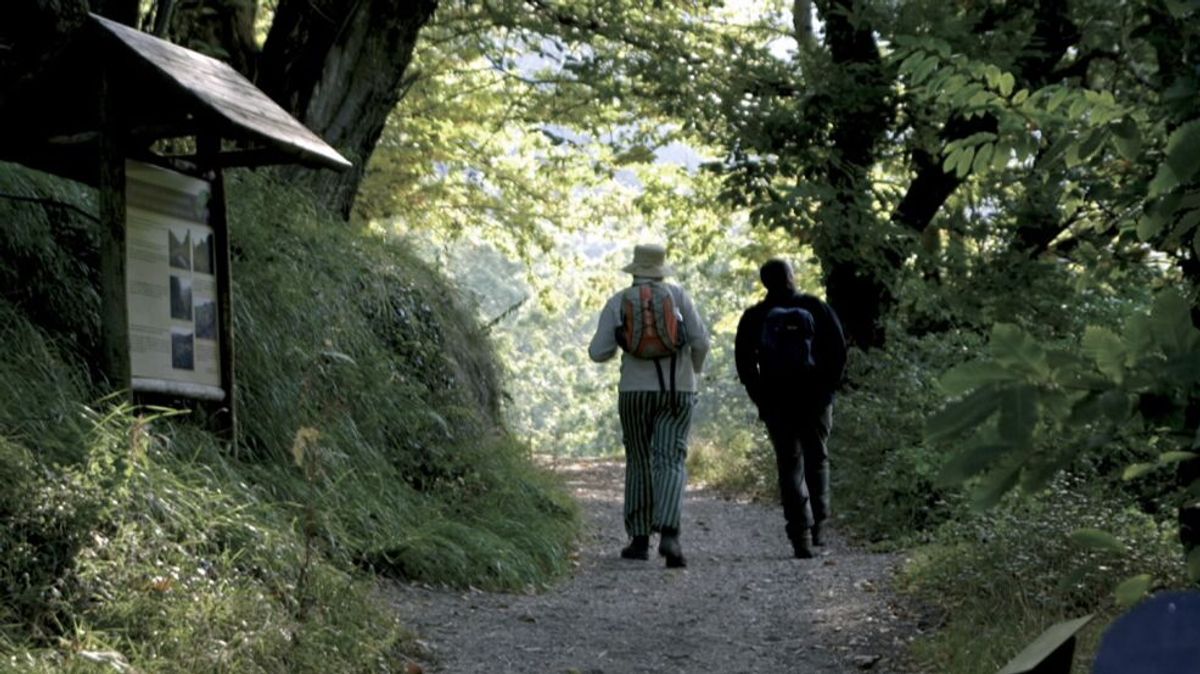Dos senderistas caminando por A Devesa da Rogueira. Dos senderistas caminando por A Devesa da Rogueira.
