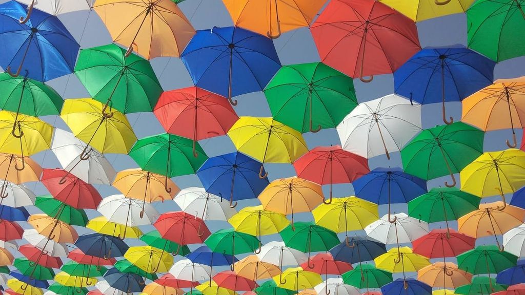 El cielo de paraguas de colores del pueblo.
