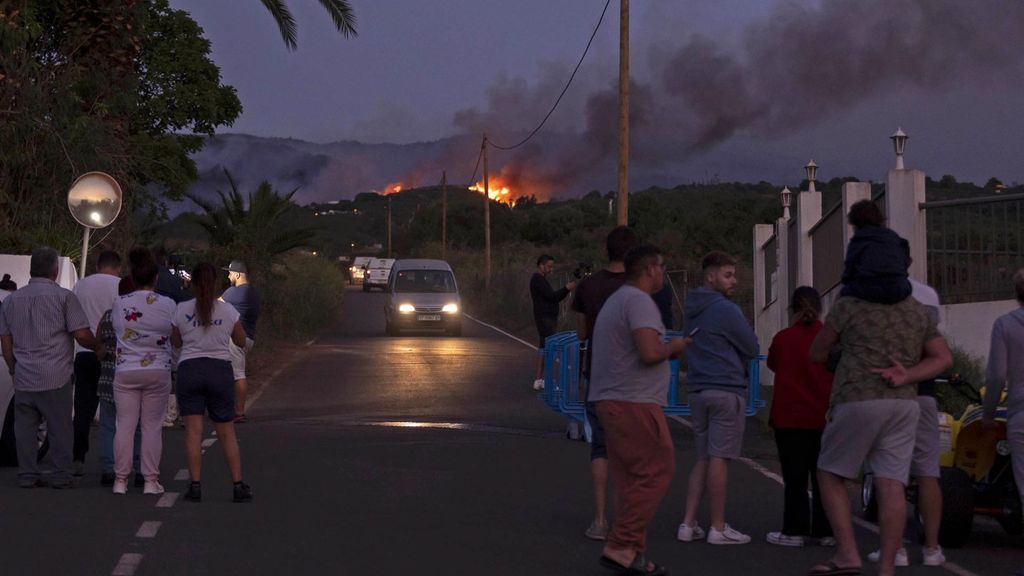 El incendio en el norte de Tenerife provoca el desalojo de 60 niños en un campamento