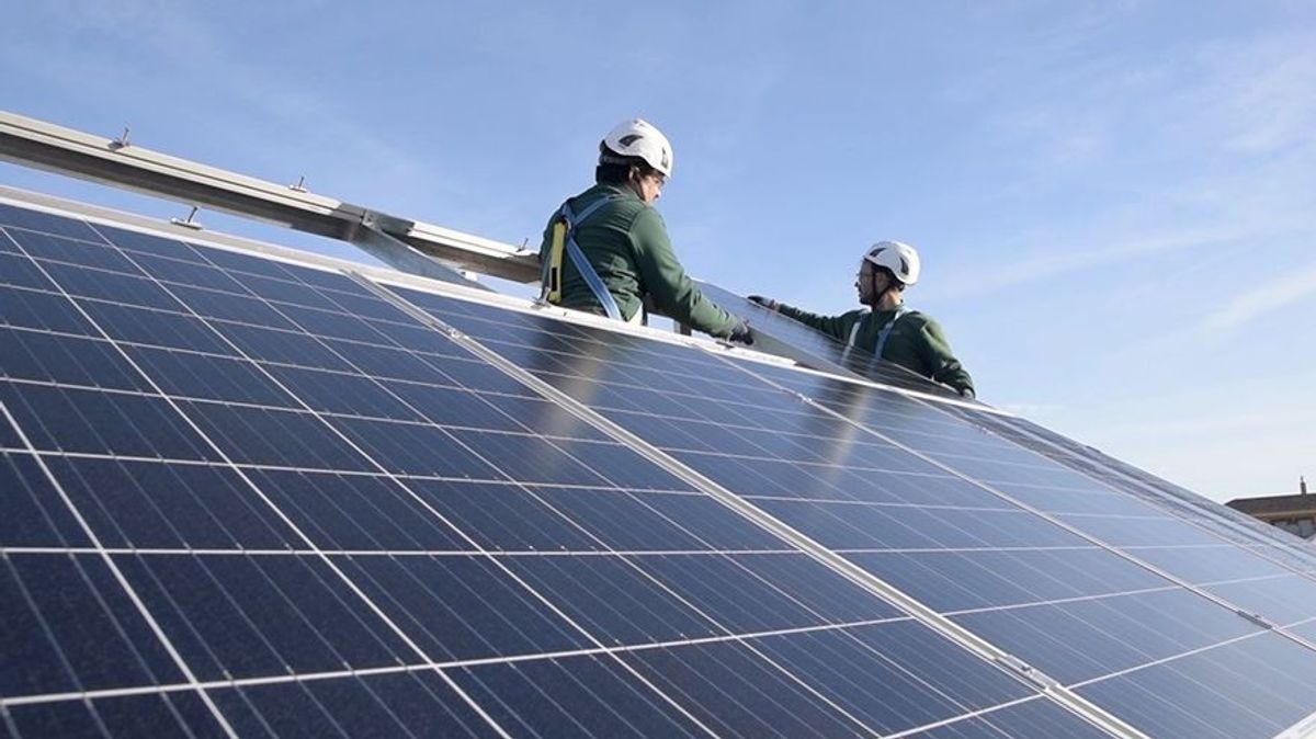 EuropaPress 4072207 dos operarios instalan placas solares EuropaPress 4072207 dos operarios instalan placas solares