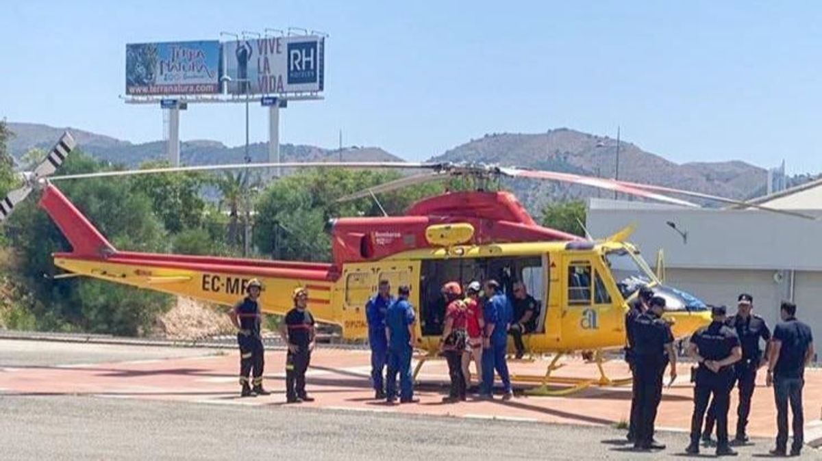 Helicóptero de bomberos y policías en Benidorm