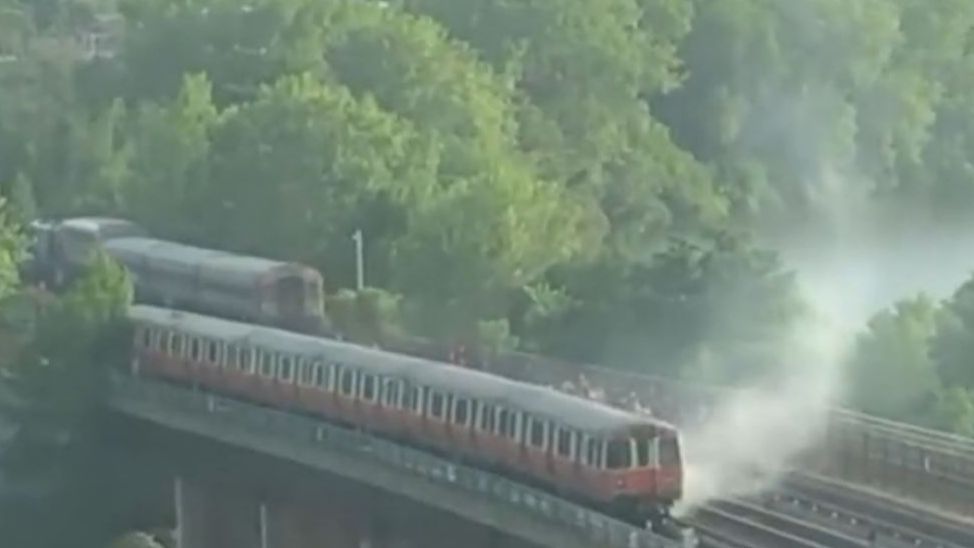 Tren en llama en Massachusetts: pasajeros escapan a la estampida por las ventanillas