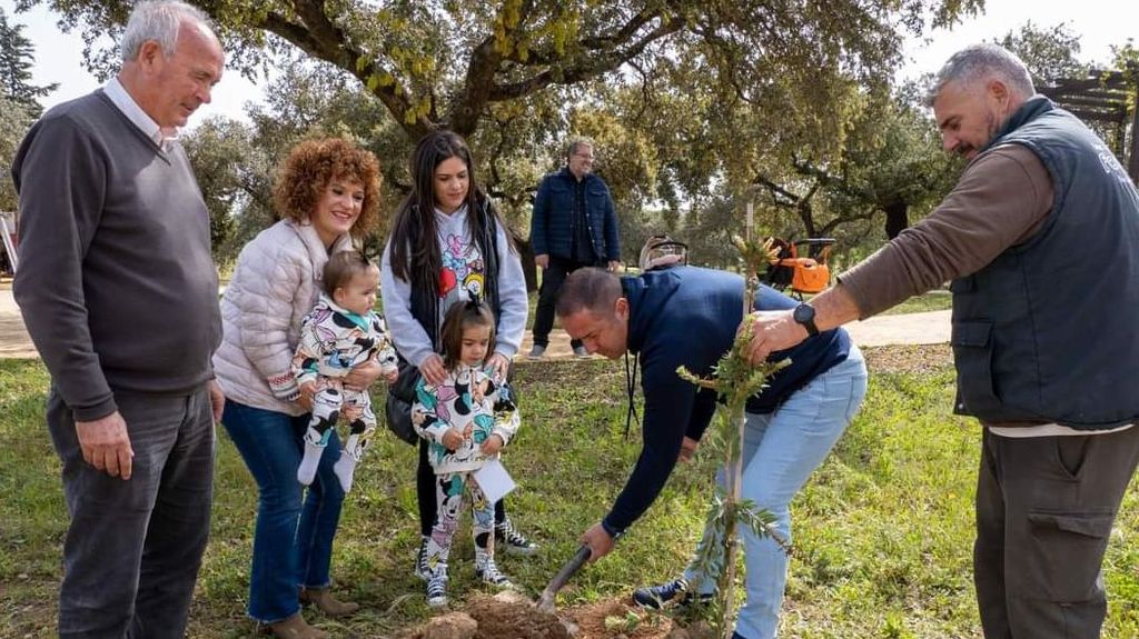 Los vecinos plantan un árbol por cada nacimiento.