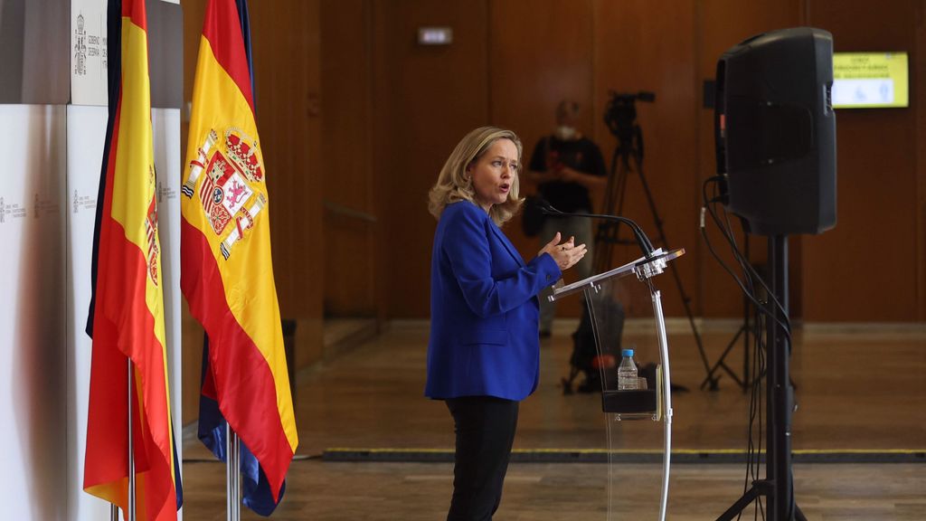 Calviño pide a la banca "arrimar el hombro" con el impuesto al sector