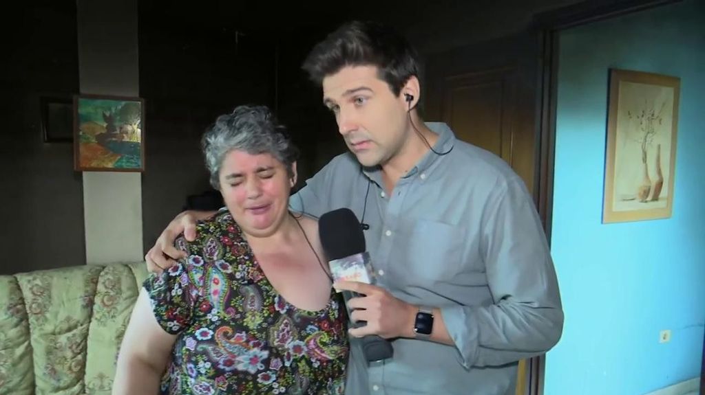 Reportero da ánimos a una mujer que ha perdido su casa