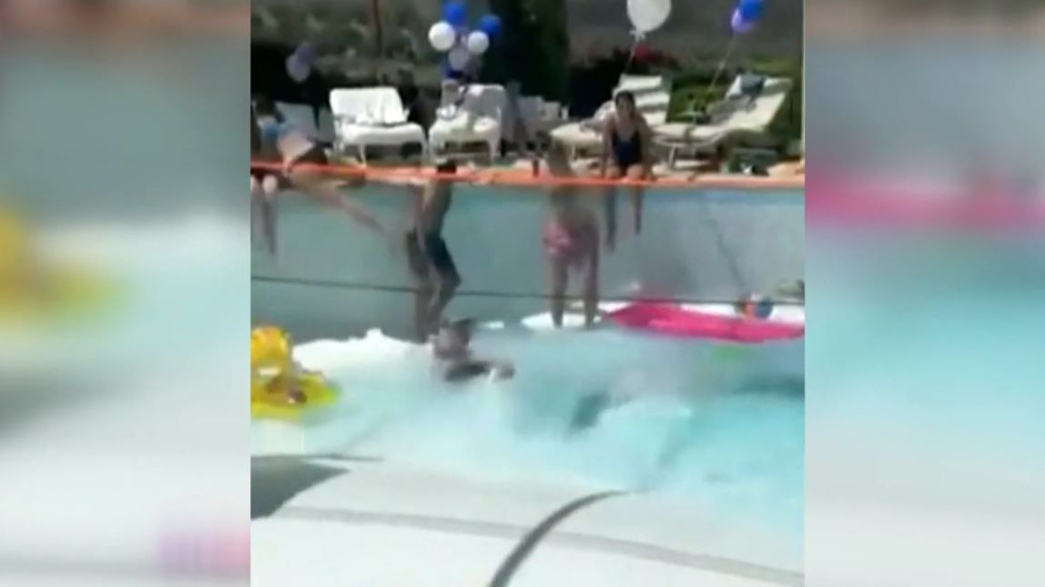 Tragedia en una fiesta privada: el suelo de una piscina cede y se ‘traga’ a dos personas