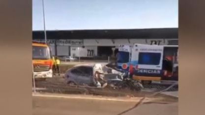 Un kamikaze provoca un accidente en Granada: un camión ha volcado y el coche queda totalmente destrozado