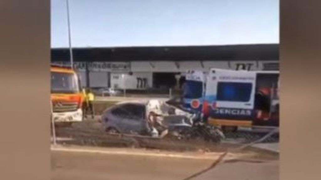 Un kamikaze provoca un accidente en Granada: un camión ha volcado y el coche queda totalmente destrozado