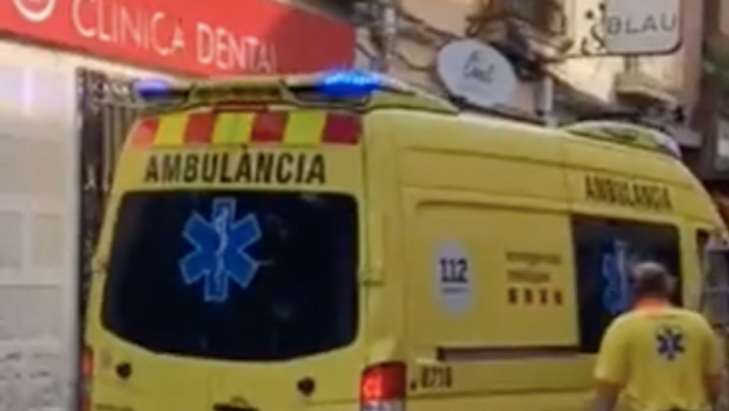 Rescatan a niño de unos 3 años solo, desnudo y llorando en un balcón de Badalona