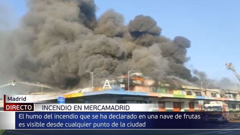 Bomberos trabajan para controlar un incendio en una nave de frutas de Mercamadrid