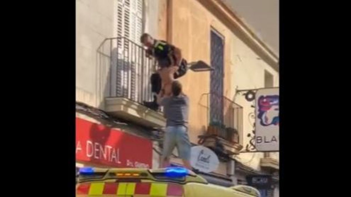 El rescate de un niño en un balcón de Badalona
