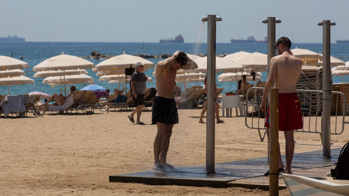 EuropaPress 4574483 varias personas mojan duchas playa barceloneta 13 julio 2022 barcelona