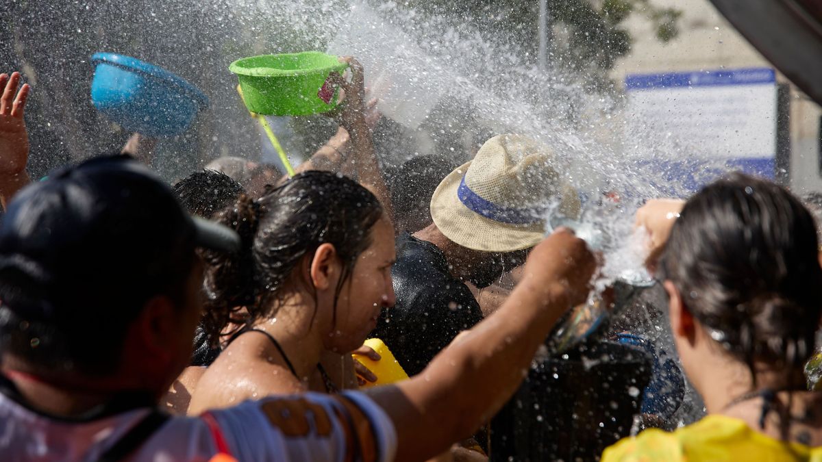 EuropaPress 4579476 varias personas disfrutan agua celebracion batalla naval atractivos fiestas EuropaPress 4579476 varias personas disfrutan agua celebracion batalla naval atractivos fiestas