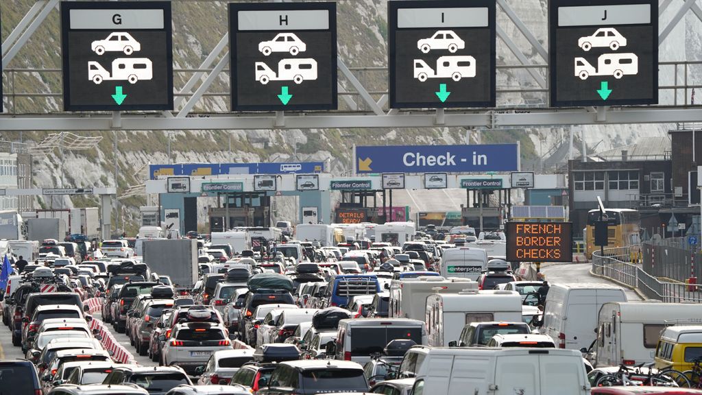 Francia y Reino Unido se culpan mutuamente de los enormes atascos en el puerto de Dover
