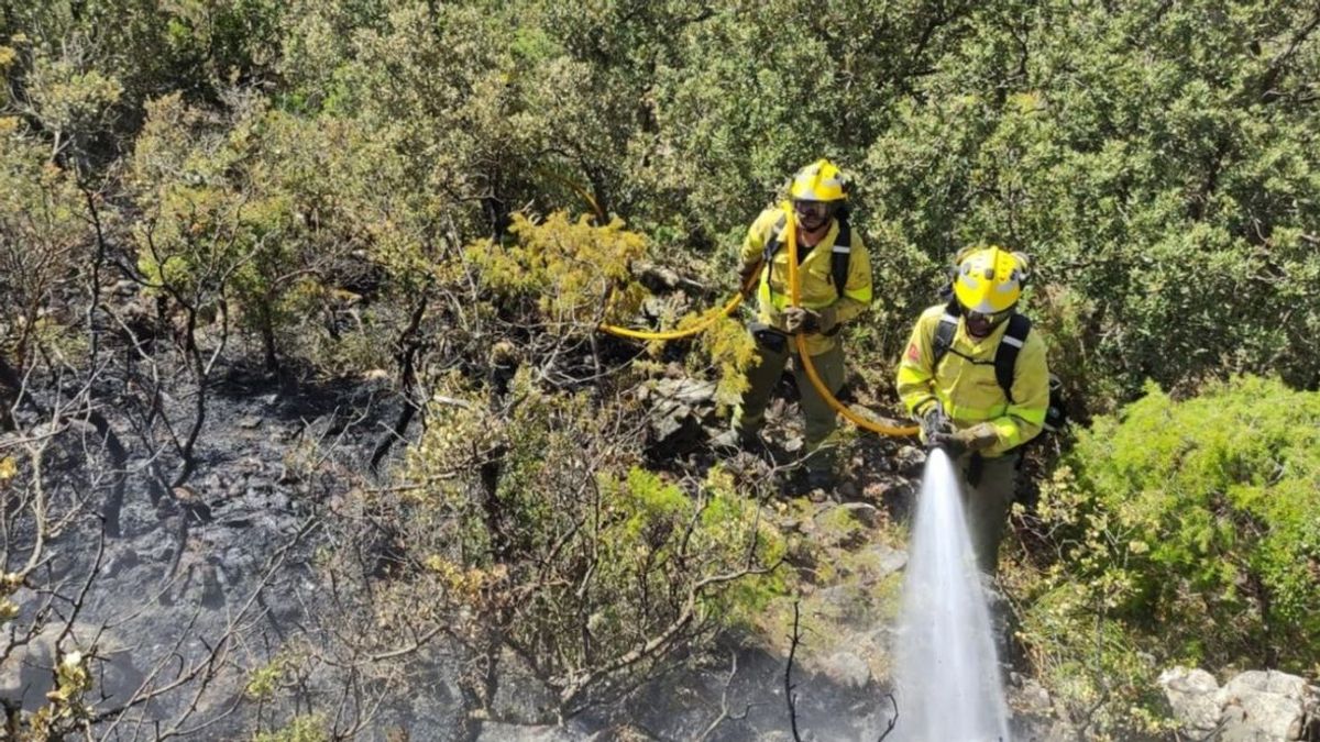 Imagen de archivo de bomberos forestales del Infoca continúa con su trabajo para dar por extinguido el incendio forestal declarado hace una semana en la Sierra de Mijas