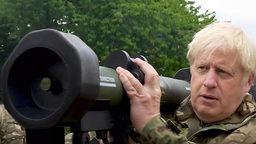 Johnson lanza una granada en su visita a los soldados ucranianos que se entrenan en Reino Unido