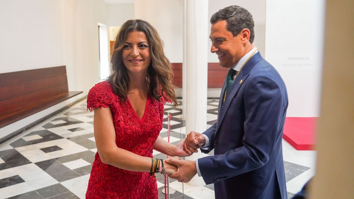 La portavoz de Vox, Macarena Olona, felicita a el Presidente de la Junta, Juanma Moreno, después de la toma de posesión como presidente de la Junta de Andalucía
