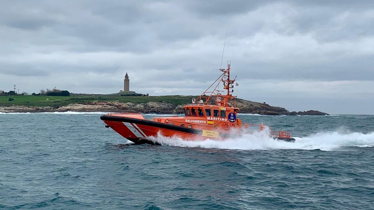 Salvamar Betelgeuse ante la Torre de Hércules Salvamar Betelgeuse ante la Torre de Hércules