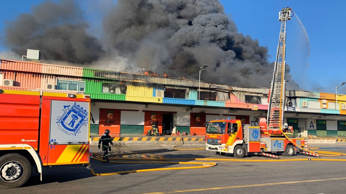 Bomberos trabajan para controlar un incendio en una nave de frutas de Mercamadrid Bomberos trabajan para controlar un incendio en una nave de frutas de Mercamadrid