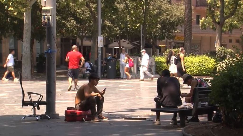 Indignación vecinal y turística por los indigentes de la plaza de España en Palma