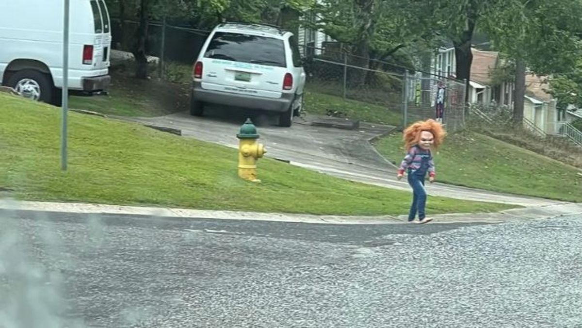 Se hacen virales las fotos de un 'Chucky' humano por las calles de Alabama, EEUU