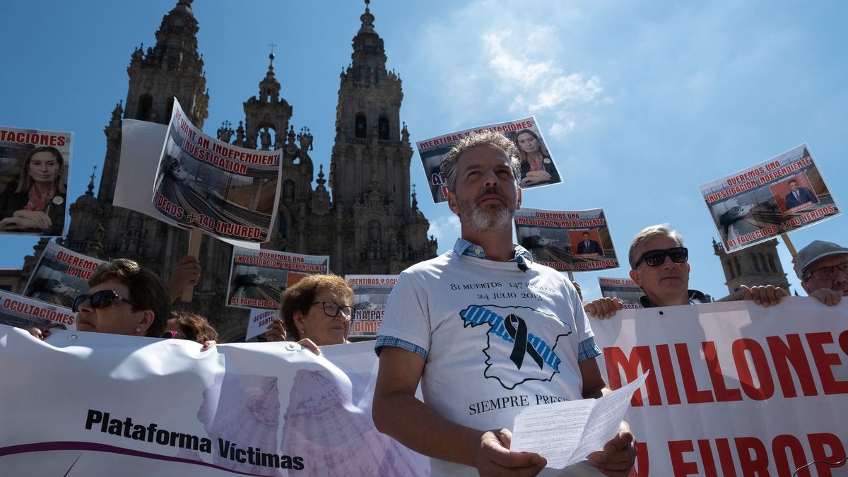 Varias personas portan una pancarta que pide justicia para las víctimas del accidente de tren en Angrois durante una manifestación, a 24 de julio de 2022, en Santiago de Compostela - Varias personas portan una pancarta que pide justicia para las víctimas del accidente de tren en Angrois durante una manifestación, a 24 de julio de 2022, en Santiago de Compostela -