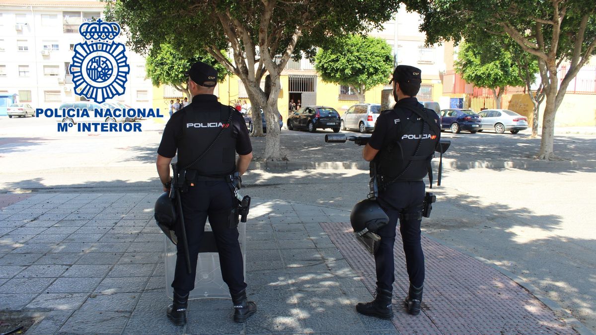 Agentes de la Policía en Almería Agentes de la Policía en Almería
