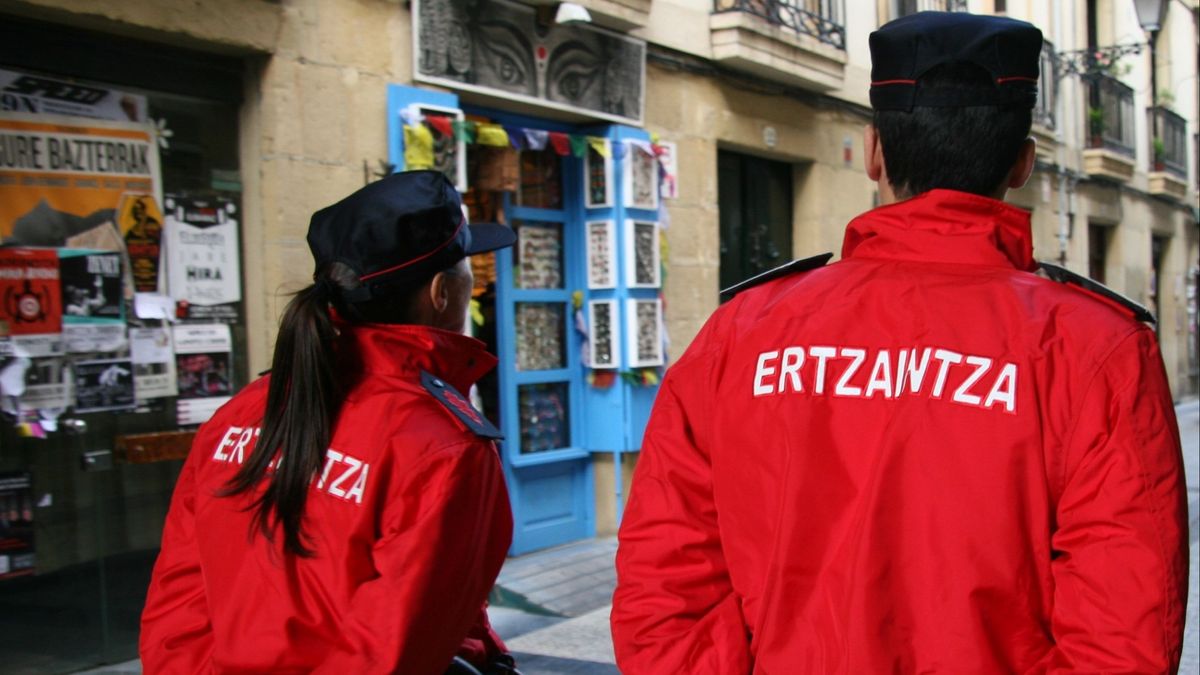 En libertad con cargos tres detenidos en Vitoria por agredir a un ertzaina fuera de servicio En libertad con cargos tres detenidos en Vitoria por agredir a un ertzaina fuera de servicio