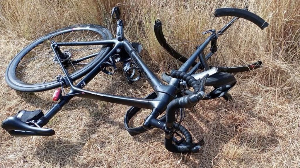 La bicicleta de uno de los fallecidos tras el accidente