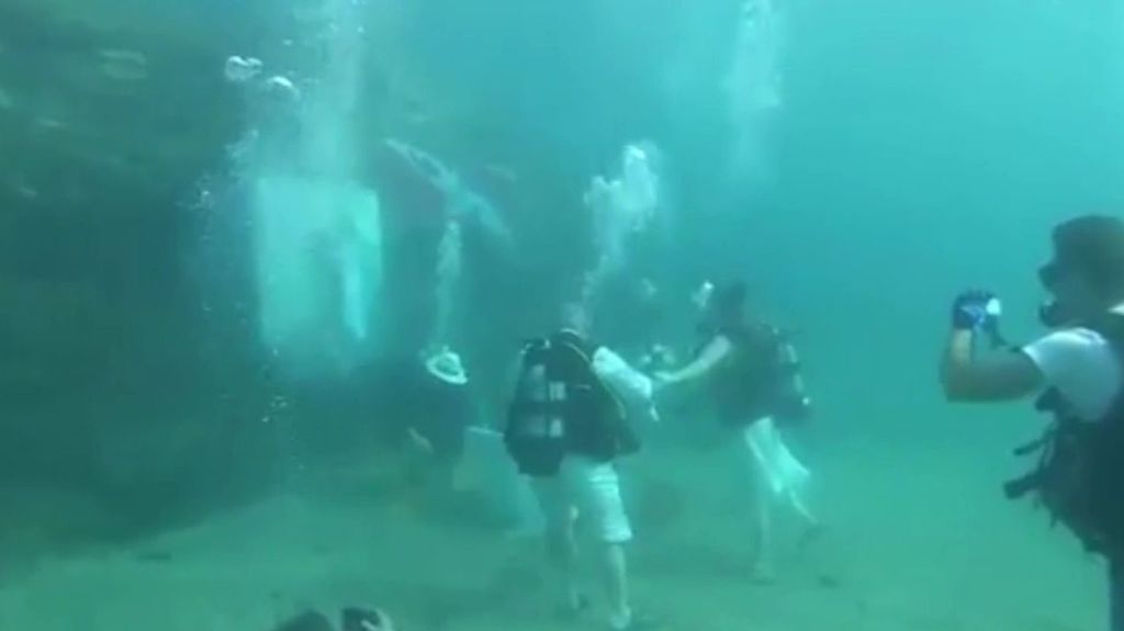 La boda más sorprendente: dos buceadores se dan el sí quiero bajo el agua en Murcia