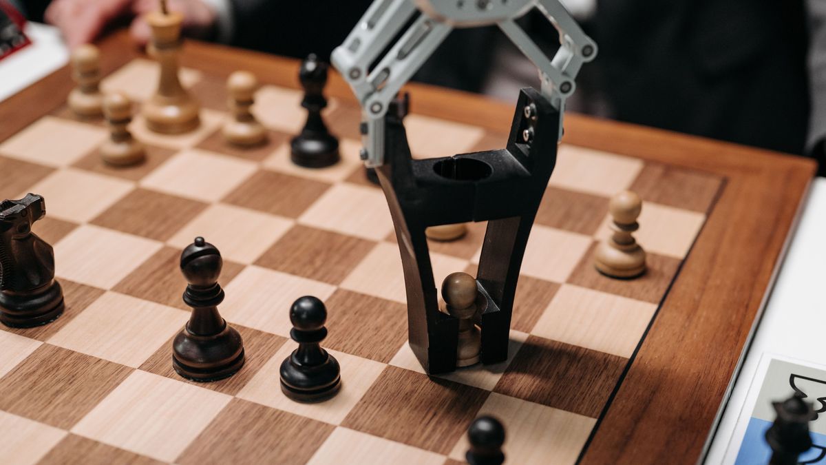 Robot juega al ajedrez