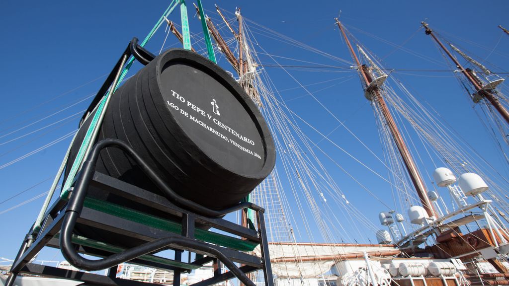 Una de las barricas que ha viajado a bordo del Buque de la Armada.