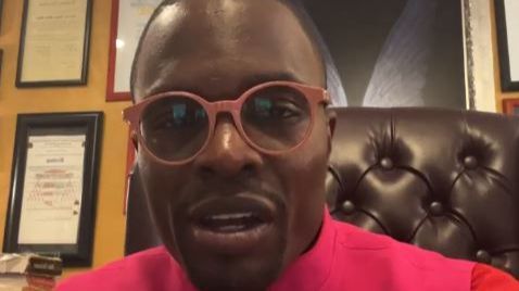 El obispo Lamor Whitehead sufre un robo mientras lo transmitía en directo cuando pronunciaba su sermón en Brooklyn, Estados Unidos