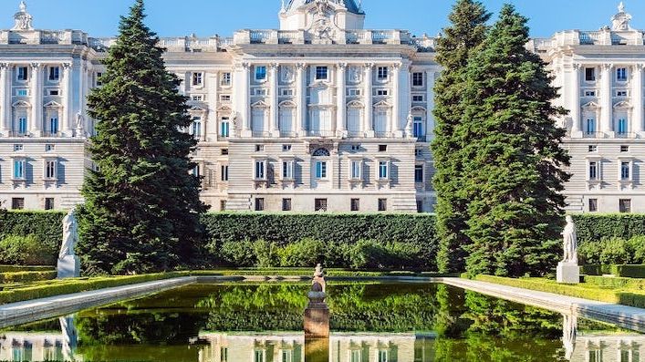 El Palacio Real de Madrid se ubica en el centro de Madrid.