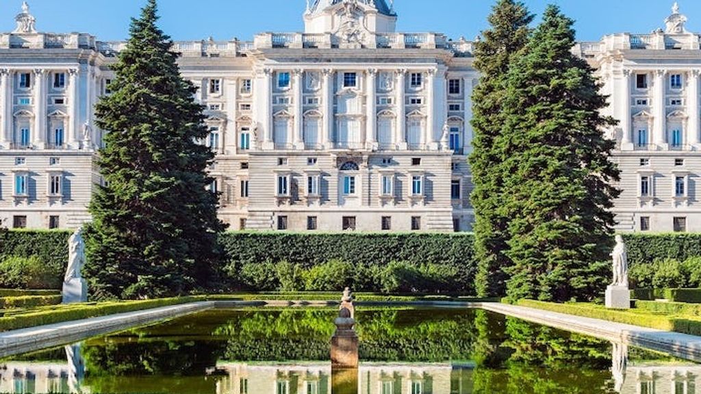 El Palacio Real de Madrid se ubica en el centro de Madrid.