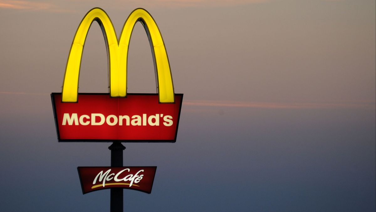 EuropaPress 3253986 filed 24 july 2012 bavaria sulzemoos gernal view of mcdonalds logo placed EuropaPress 3253986 filed 24 july 2012 bavaria sulzemoos gernal view of mcdonalds logo placed