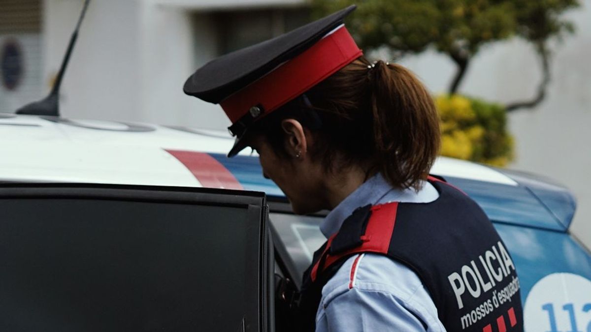 Imagen de archivo de una agente de los mossos Imagen de archivo de una agente de los mossos