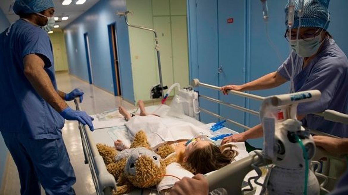In this photograph taken on December 18, 2017, stretcher bearers and operating nurses transport seven year old French child Anais to an intensive care unit from an operating theatre after undergoing heart surgery to cure a congenital Atrial septal defect, at The Marie Lannelongue Hospital at Le Plessis-Robinson south of Paris.
The intervention is being undertaken by a Pediatric Cardiothoracic Surgery team of the hospital in Le Plessis-Robinson which specialises in thoracic and cardiovascular surgeries, and congenital heart diseases. / AFP PHOTO / THOMAS SAMSON (Photo credit should read THOMAS SAMSON/AFP via Getty Images) In this photograph taken on December 18, 2017, stretcher bearers and operating nurses transport seven year old French child Anais to an intensive care unit from an operating theatre after undergoing heart surgery to cure a congenital Atrial septal defect, at The Marie Lannelongue Hospital at Le Plessis-Robinson south of Paris.
The intervention is being undertaken by a Pediatric Cardiothoracic Surgery team of the hospital in Le Plessis-Robinson which specialises in thoracic and cardiovascular surgeries, and congenital heart diseases. / AFP PHOTO / THOMAS SAMSON (Photo credit should read THOMAS SAMSON/AFP via Getty Images)