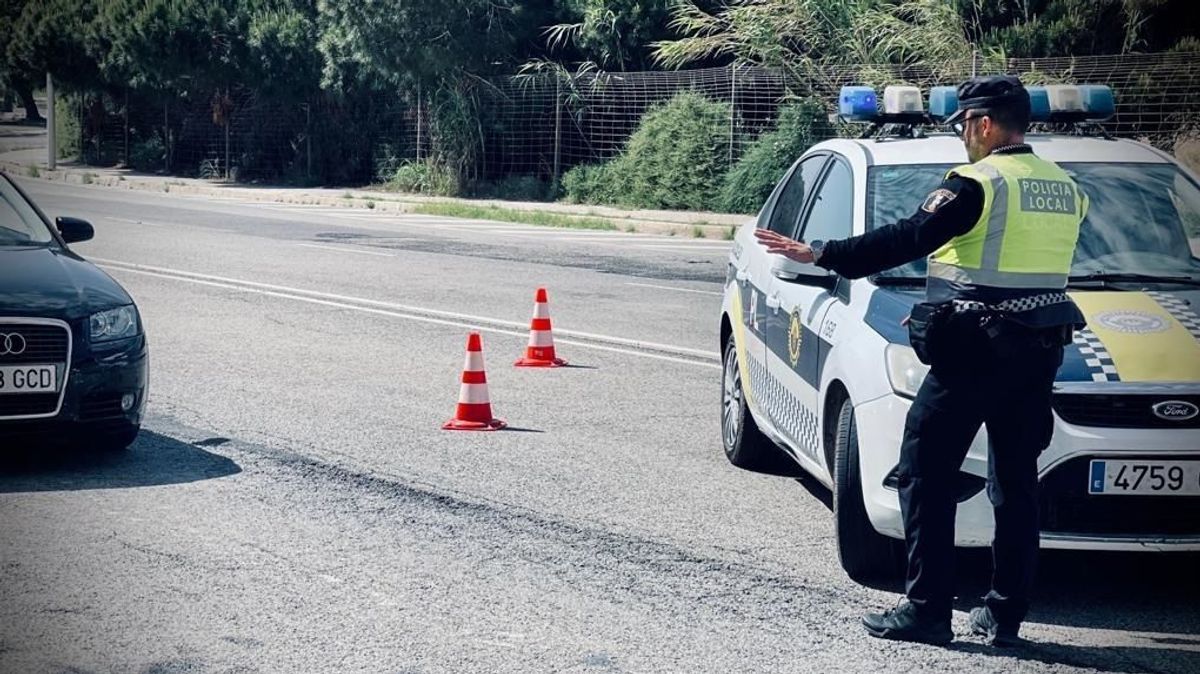 Intenta robar un coche detenido en un semáforo y con su conductora dentro en Elche Intenta robar un coche detenido en un semáforo y con su conductora dentro en Elche