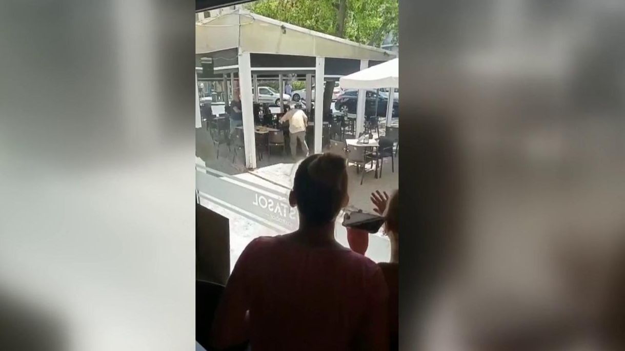 Les apuñala por no dejarle entrar en el local