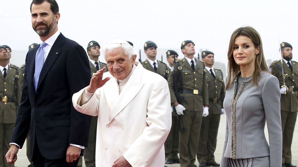 Los ahora reyes de España recibieron al Papa Benedicto en Madrid en 2011