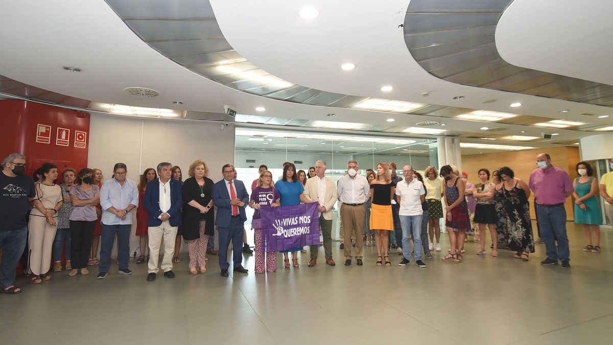 Minuto de silencio en la Diputación de Granada por el presunto asesinato machista de una mujer en Albuñol Minuto de silencio en la Diputación de Granada por el presunto asesinato machista de una mujer en Albuñol