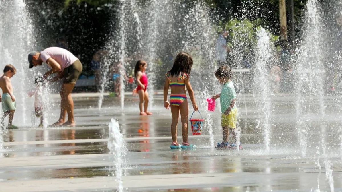 Niños juegan en una fuente (1) Niños juegan en una fuente (1)