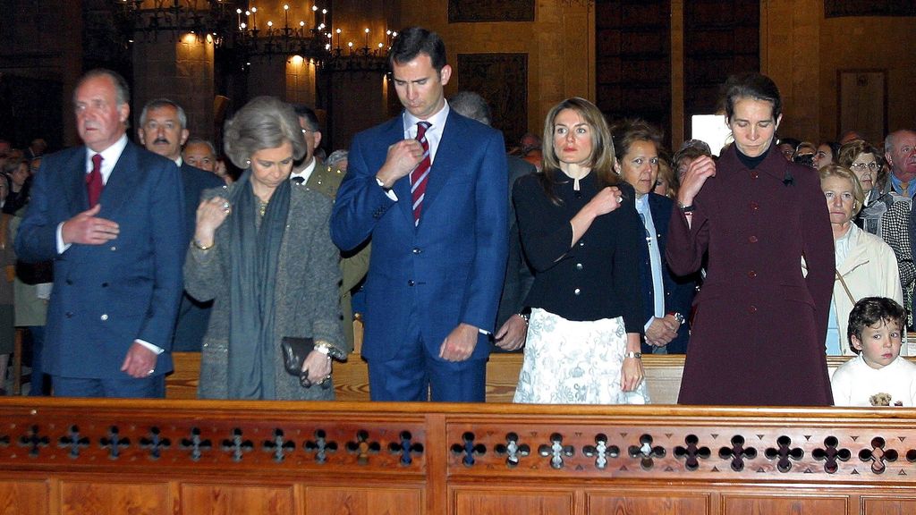 Son contadas las ocasiones en las que hemo visto a Letizia persignarse, como esta, en la Misa de Pascua de 2004