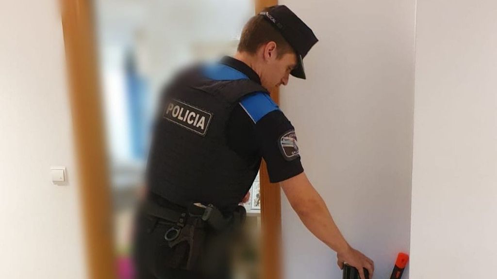Un Policía Local en la vivienda.