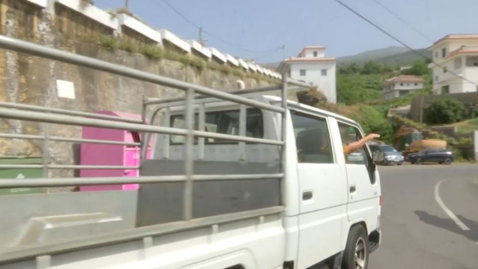 Vecinos desalojados de La Orotava y Los Realejos, en Tenerife, regresan a casa tras estabilizarse el incendio