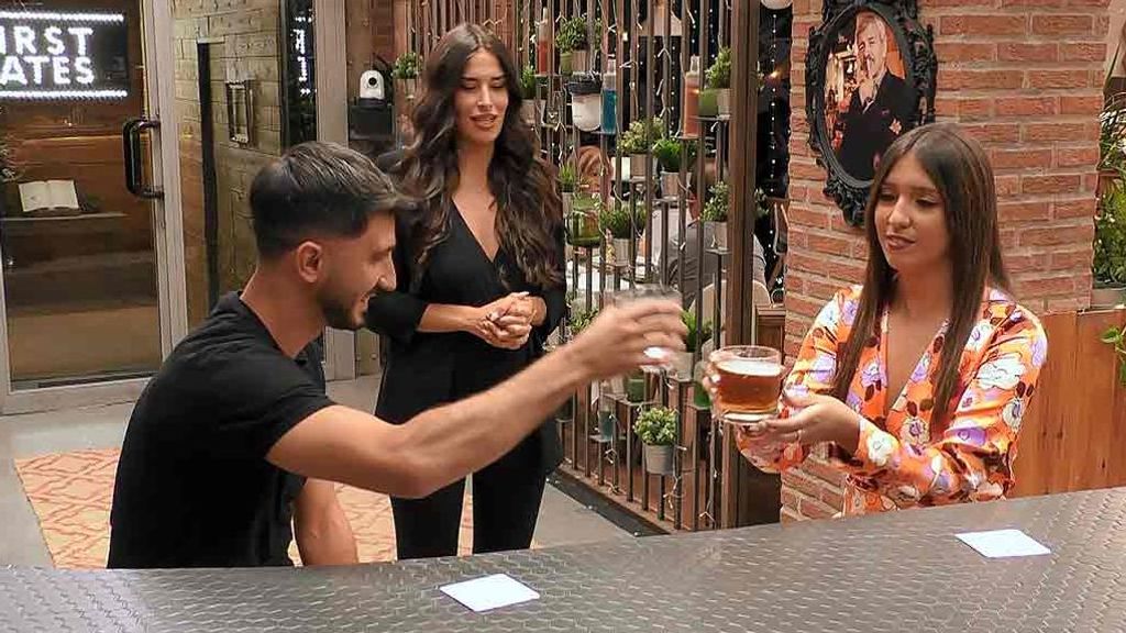 Alexandra y Pedro durante su cita en 'First Dates'